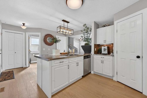 2275 Flanders Avenue Sw, Calgary, AB - Indoor Photo Showing Kitchen