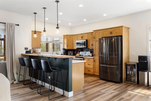 128 Hillcrest Cape, Strathmore, AB - Indoor Photo Showing Kitchen With Upgraded Kitchen
