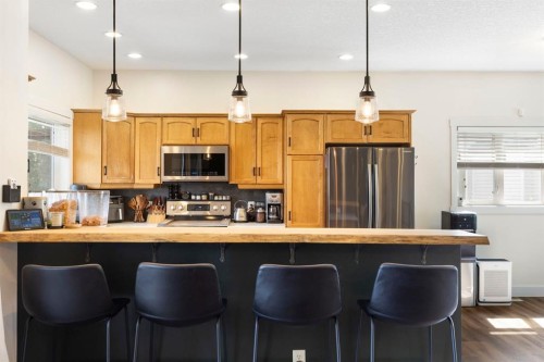128 Hillcrest Cape, Strathmore, AB - Indoor Photo Showing Kitchen With Upgraded Kitchen