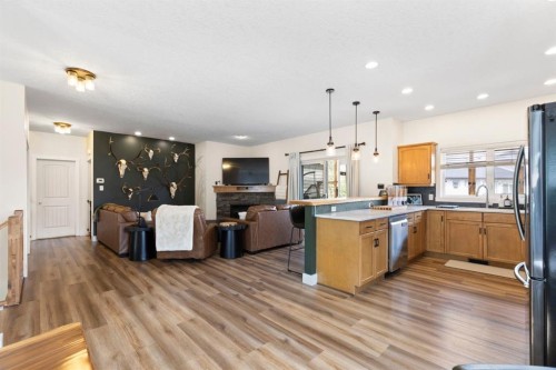 128 Hillcrest Cape, Strathmore, AB - Indoor Photo Showing Kitchen With Upgraded Kitchen