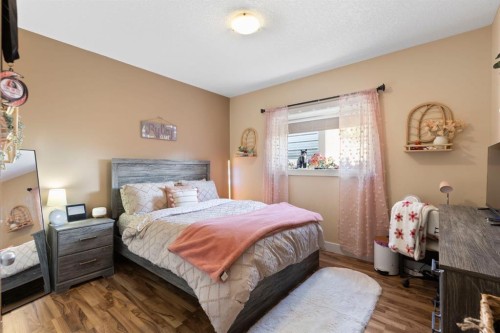 128 Hillcrest Cape, Strathmore, AB - Indoor Photo Showing Bedroom