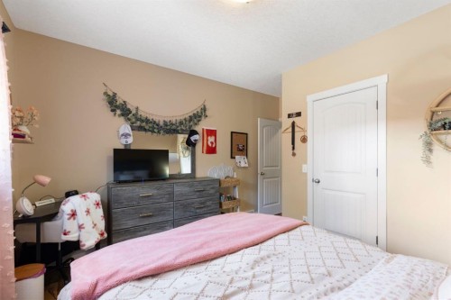 128 Hillcrest Cape, Strathmore, AB - Indoor Photo Showing Bedroom