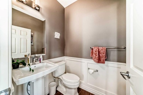7 Westland Manor Sw, Calgary, AB - Indoor Photo Showing Bathroom