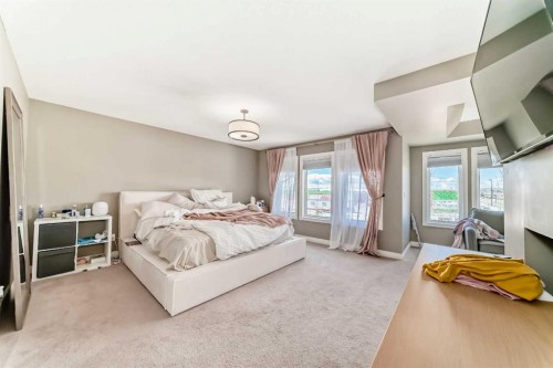 7 Westland Manor Sw, Calgary, AB - Indoor Photo Showing Bedroom