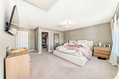 7 Westland Manor Sw, Calgary, AB - Indoor Photo Showing Bedroom
