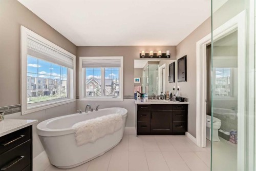 7 Westland Manor Sw, Calgary, AB - Indoor Photo Showing Bathroom