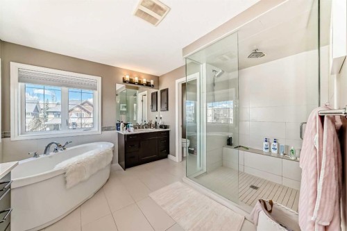 7 Westland Manor Sw, Calgary, AB - Indoor Photo Showing Bathroom