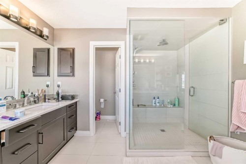 7 Westland Manor Sw, Calgary, AB - Indoor Photo Showing Bathroom