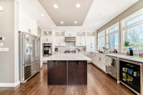 7 Westland Manor Sw, Calgary, AB - Indoor Photo Showing Kitchen With Upgraded Kitchen