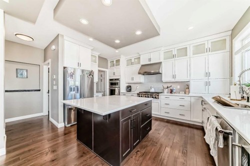 7 Westland Manor Sw, Calgary, AB - Indoor Photo Showing Kitchen With Upgraded Kitchen