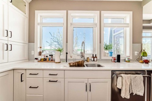 7 Westland Manor Sw, Calgary, AB - Indoor Photo Showing Kitchen