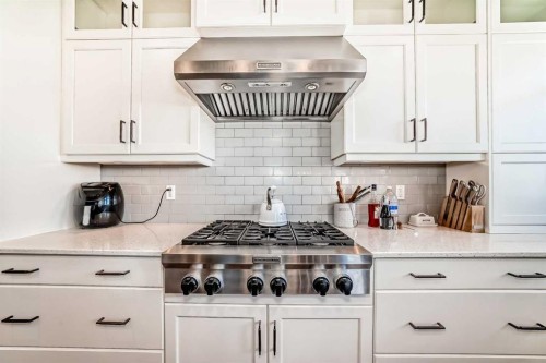 7 Westland Manor Sw, Calgary, AB - Indoor Photo Showing Kitchen