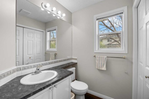 33 Country Hills Cove Nw, Calgary, AB - Indoor Photo Showing Bathroom