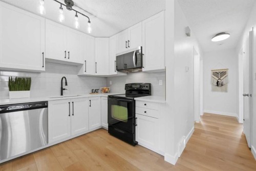 85 Cedarwood Hill Sw, Calgary, AB - Indoor Photo Showing Kitchen