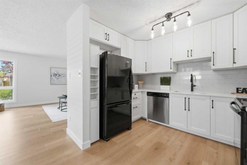 85 Cedarwood Hill Sw, Calgary, AB - Indoor Photo Showing Kitchen