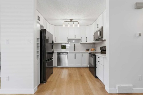 85 Cedarwood Hill Sw, Calgary, AB - Indoor Photo Showing Kitchen