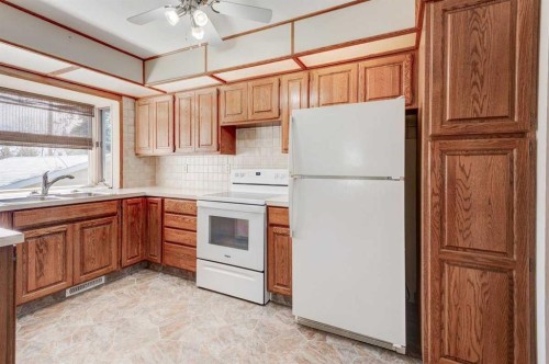 9728 Alberni Road Se, Calgary, AB - Indoor Photo Showing Kitchen