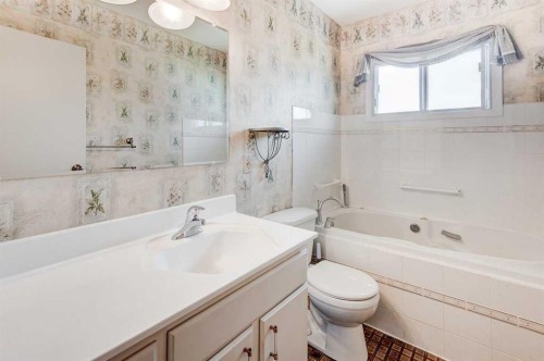 9728 Alberni Road Se, Calgary, AB - Indoor Photo Showing Bathroom