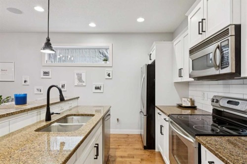 1-528 34 Street Nw, Calgary, AB - Indoor Photo Showing Kitchen With Double Sink With Upgraded Kitchen