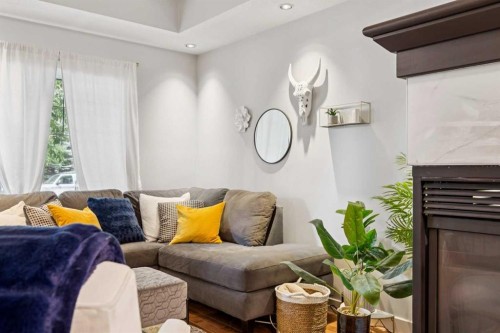 1-528 34 Street Nw, Calgary, AB - Indoor Photo Showing Living Room