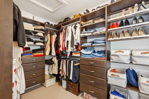 1-528 34 Street Nw, Calgary, AB - Indoor With Storage