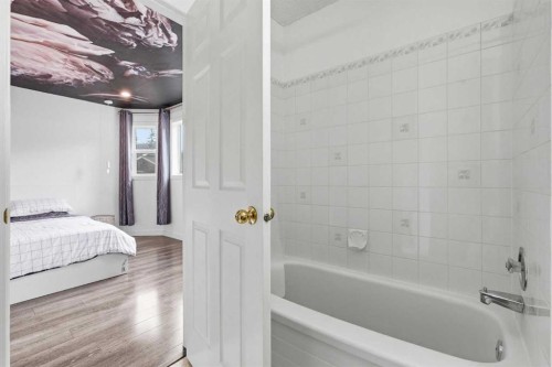 10 Shawbrooke Rise Sw, Calgary, AB - Indoor Photo Showing Bathroom