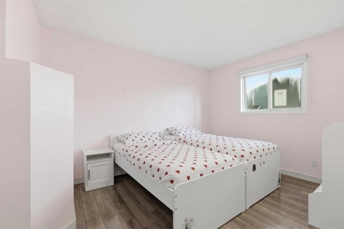 10 Shawbrooke Rise Sw, Calgary, AB - Indoor Photo Showing Bedroom