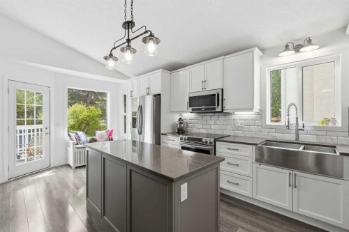 10 Shawbrooke Rise Sw, Calgary, AB - Indoor Photo Showing Kitchen With Stainless Steel Kitchen With Double Sink With Upgraded Kitchen