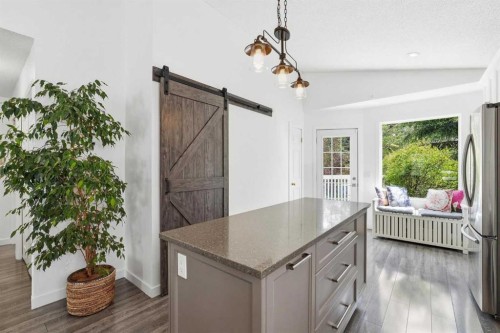 10 Shawbrooke Rise Sw, Calgary, AB - Indoor Photo Showing Kitchen