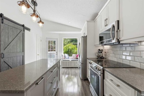 10 Shawbrooke Rise Sw, Calgary, AB - Indoor Photo Showing Kitchen With Upgraded Kitchen