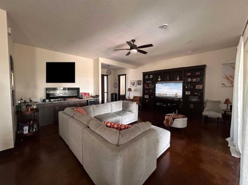 596 Muirfield Crescent, Lyalta, AB - Indoor Photo Showing Living Room