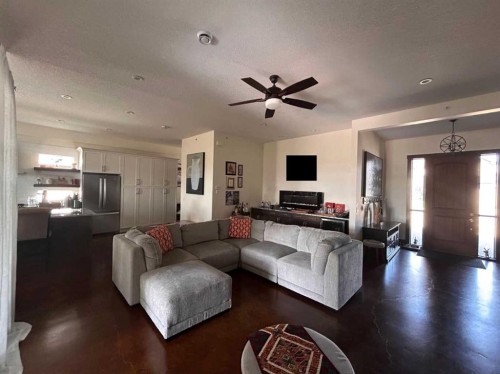 596 Muirfield Crescent, Lyalta, AB - Indoor Photo Showing Living Room
