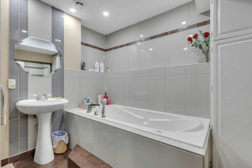 155 Midcrest Crescent Se, Calgary, AB - Indoor Photo Showing Bathroom