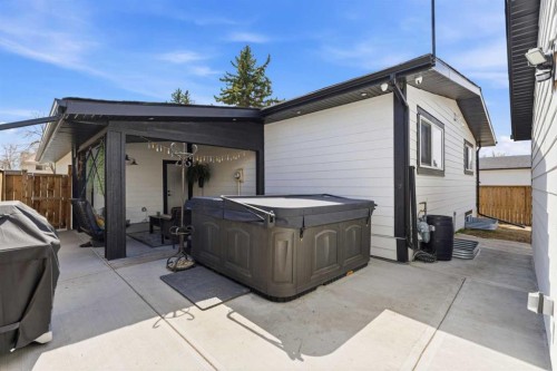 428 Queen Anne Way Se, Calgary, AB - Outdoor With Exterior