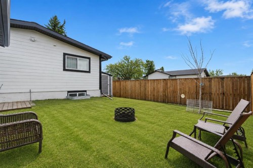 428 Queen Anne Way Se, Calgary, AB - Outdoor With Exterior