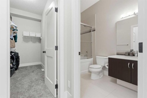 1684 37 Avenue Sw, Calgary, AB - Indoor Photo Showing Bathroom