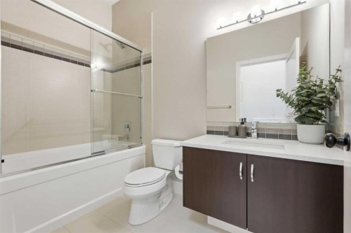 1684 37 Avenue Sw, Calgary, AB - Indoor Photo Showing Bathroom