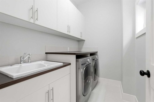 1684 37 Avenue Sw, Calgary, AB - Indoor Photo Showing Laundry Room