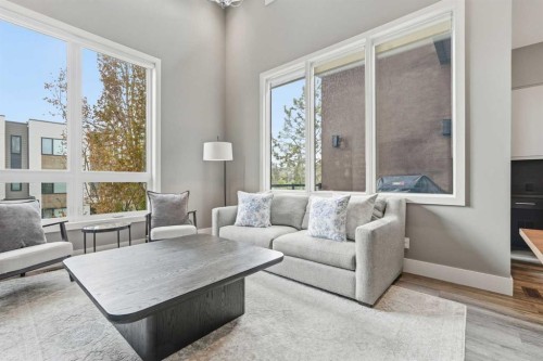 1684 37 Avenue Sw, Calgary, AB - Indoor Photo Showing Living Room