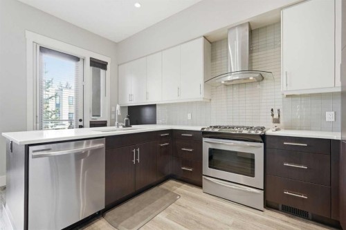 1684 37 Avenue Sw, Calgary, AB - Indoor Photo Showing Kitchen With Upgraded Kitchen
