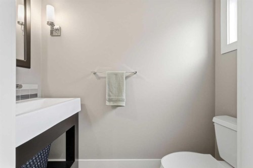 1684 37 Avenue Sw, Calgary, AB - Indoor Photo Showing Bathroom