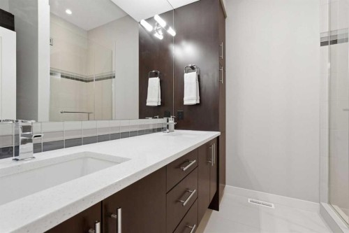 1684 37 Avenue Sw, Calgary, AB - Indoor Photo Showing Bathroom