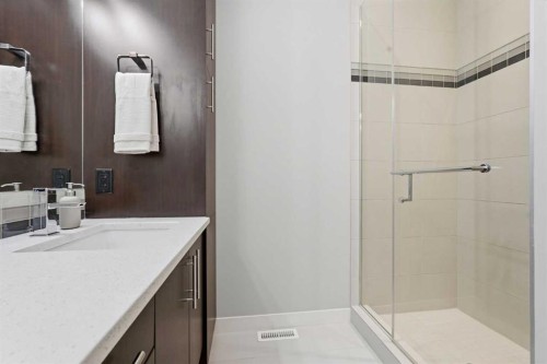1684 37 Avenue Sw, Calgary, AB - Indoor Photo Showing Bathroom