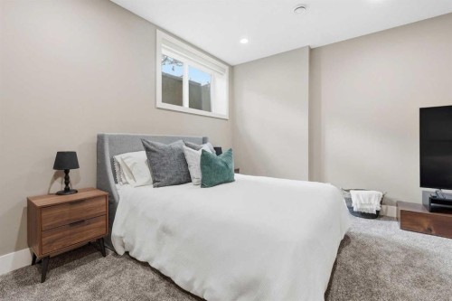 1684 37 Avenue Sw, Calgary, AB - Indoor Photo Showing Bedroom