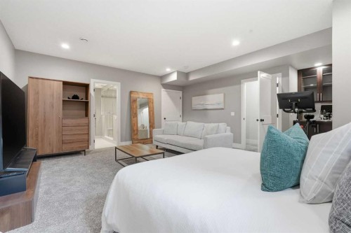 1684 37 Avenue Sw, Calgary, AB - Indoor Photo Showing Bedroom