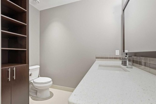1684 37 Avenue Sw, Calgary, AB - Indoor Photo Showing Bathroom