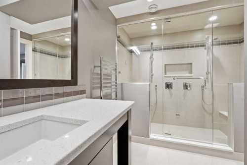 1684 37 Avenue Sw, Calgary, AB - Indoor Photo Showing Bathroom