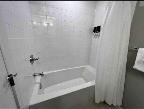 205-109 Kananaskis Way, Canmore, AB - Indoor Photo Showing Bathroom
