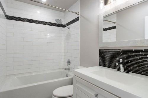 36-219 90 Avenue Se, Calgary, AB - Indoor Photo Showing Bathroom