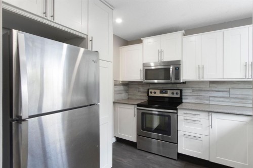 36-219 90 Avenue Se, Calgary, AB - Indoor Photo Showing Kitchen With Stainless Steel Kitchen